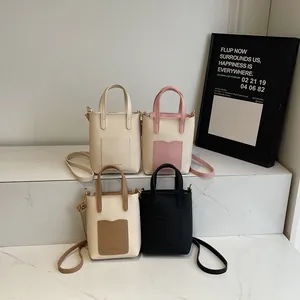 Mini sacs seaux tendance en beige, rose, marron et noir avec des détails dorés