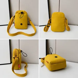 Vistas detalladas del frente, la parte posterior y el lateral de este bolso de nailon amarillo