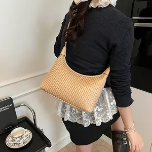 Französische Retro-Hobo-Tasche in Beige mit Faltenstruktur und großem Fassungsvermögen