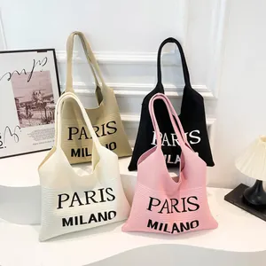 Detailweergave van de kleurrijke gebreide tote bags met de stijlvolle Paris Milano-print
