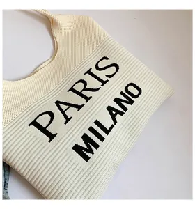 Detail van de gebreide shopper met verticale ribbels en PARIS MILANO letters