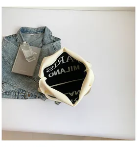 Detailweergave van de grote gebreide shopper tas met trendy Paris Milano opdruk