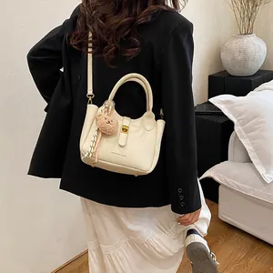 Sac seau beige texture lychee avec fermoir doré et charmant petit ours en peluche