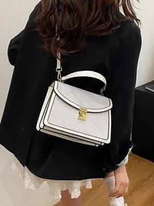 Borsa a tracolla quadrata bianca minimalista con trama a rilievo e fibbia dorata