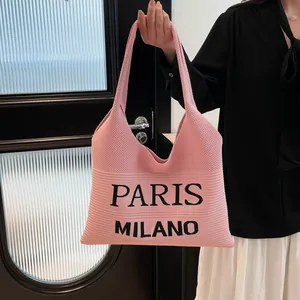 Detail van de roze gebreide draagtas met zwarte Paris Milano belettering voor dagelijks gebruik
