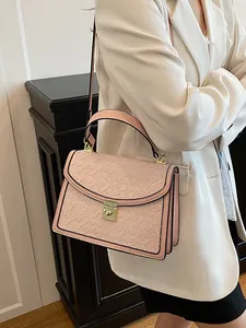Piccola borsa quadrata rosa chiaro con chiusura dorata e trama goffrata di alta qualità
