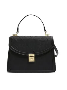 Borsa a mano da donna nera testurizzata con chiusura a scatto quadrata in metallo dorato