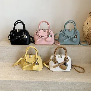 Mini sac à bandoulière en forme de coquillage avec breloque cœur et cuir grainé élégant