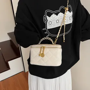 Sac boîte matelassé avec bandoulière chaîne dorée au style de mode minimaliste