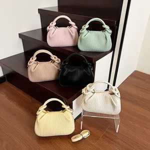 Sac à main plissé vertical en couleurs pastel rose menthe noir et beige tendance
