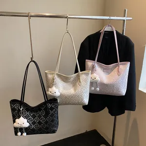 Grandi borse tote in nero, bianco e rosa con trama geometrica e ciondoli di peluche