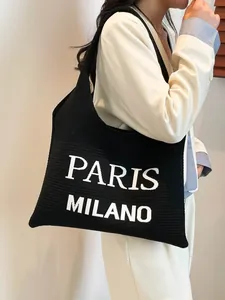 Elegante zwarte gebreide shopper met Paris Milano tekst gedragen door een model
