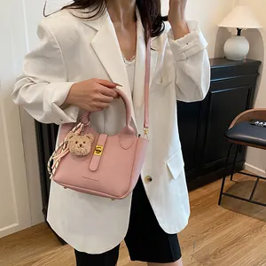 Sac seau rose texture litchi avec breloque ours en peluche et foulard décoratif en soie