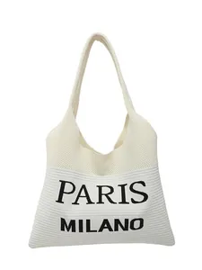 Crèmekleurige gebreide draagtas met Paris Milano letters in minimalistische schoudertas