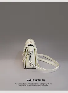Detailansicht der Handtasche mit Spitzenstickerei, Blumenmuster und Perlen-Tragegriff