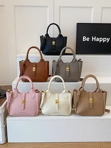 Sac Seau Femme en Cuir PU Motif Litchi Avec Pendentif Ours Sac à Main Mode Commuter Sac à Bandoulière