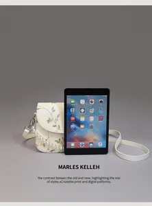 Detailansicht der bestickten Spitzenhandtasche mit Perlengriff und Mini-Lederriemen