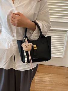 Sac seau vintage noir à motif litchi avec fermoir doré et charmant petit ours