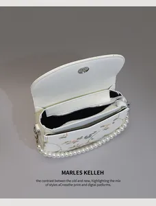 Detailansicht der Spitzen-Perlen-Handtasche mit Innenfächern und feiner Blumenbestickung