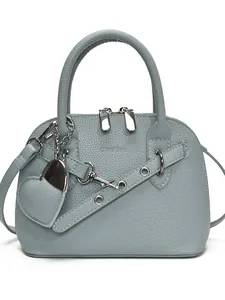 Sac coquille de moto bleu en cuir litchi avec ferrures argentées et pendentif cœur