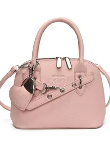 Sac à main rose texture grainée avec pendentif en forme de cœur et bandoulière amovible