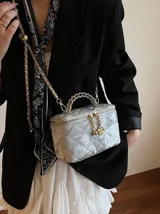 Sac bandoulière matelassé argenté avec chaîne dorée et breloque fleur de camélia