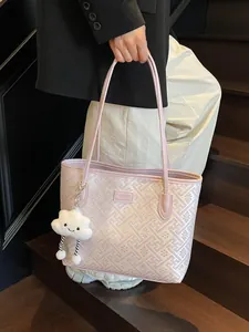 Grande borsa tote viola chiaro con motivo geometrico e ciondolo a nuvola su scale di legno