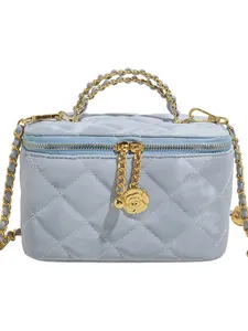 Sac à main matelassé bleu clair avec chaîne dorée et détail de zip floral