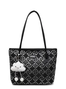 Borsa tote nera con motivi geometrici argento e un simpatico ciondolo a forma di nuvola