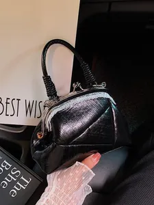 Sac à main rétro en cuir noir avec fermoir baiser, dentelle blanche et anse ronde