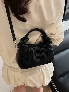 Chic sac à main noir plissé avec rayures verticales et bandoulière amovible pour femmes