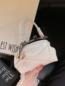 Sac à main vintage blanc élégant avec finition nacrée et cadre en métal argenté