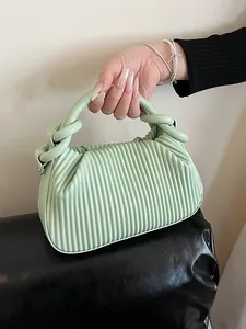 Sac à main vert menthe à rayures verticales avec poignée nouée pour un style chic