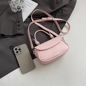 Détail d'un sac à bandoulière en cuir rose avec garniture argentée et logo Ghalia Kiltar
