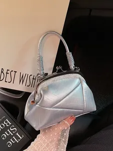 Sac à main rétro bleu métallique avec fermoir métallique et détails en dentelle élégante
