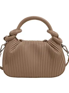 Sac à main beige chic avec texture plissée verticale et poignées arrondies