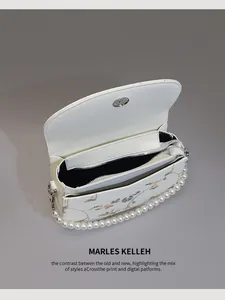 Elegante weiße Spitzentasche mit Perlenhenkel und praktischem Innenreißverschluss