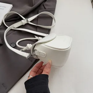 Détail du mini sac selle en cuir PU blanc avec boucle argentée et poignée nouée