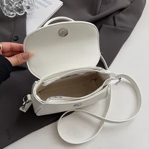 Vue détaillée du sac bandoulière blanc demi-lune avec rabat aimanté et fermeture éclair