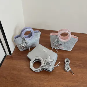 Détails de sacs seaux pailletés avec texture animale et breloques étoiles en couleurs
