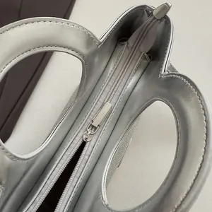 Détails de l'intérieur du sac seau argenté avec fermeture zippée et poche interne