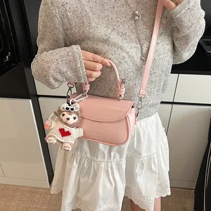 Détails du sac selle en cuir PU rose avec poignée nouée et breloque ours en peluche