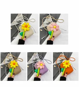 Detail van vijf kleuren mini gehaakte emmertassen met een floraal koordontwerp