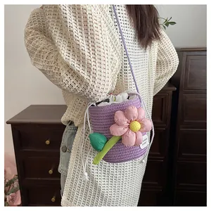 Dettaglio del sacchiello intrecciato viola con grande applicazione floreale e coulisse