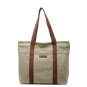 Grand sac cabas en toile beige avec détails en cuir marron pour les trajets quotidiens