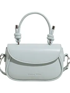 Petit sac à main bleu clair élégant avec poignée nouée et détails en métal argenté
