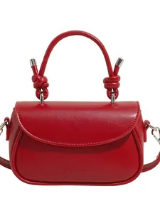 Sac à main rouge élégant pour femme avec poignée torsadée et bandoulière amovible design