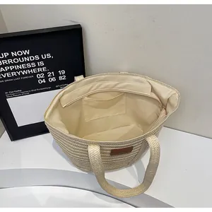 Détail du sac cabas en paille tressée avec fermeture éclair et doublure intérieure