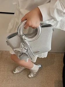Sac seau argenté avec breloque étoile à paillettes et texture métallique pour femme