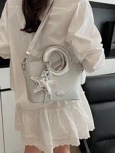 Sac seau à paillettes argentées avec poignée ronde et breloque étoile sur modèle